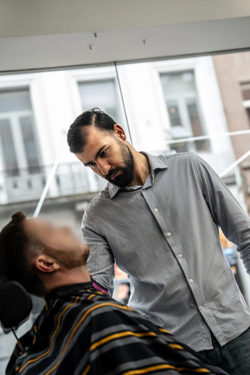 Barber aan het werk bij VIP Barber Leuven