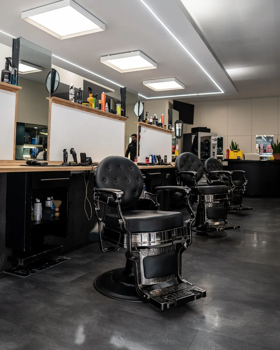 Premium barberstoelen in de barbershop van VIP Barber Leuven